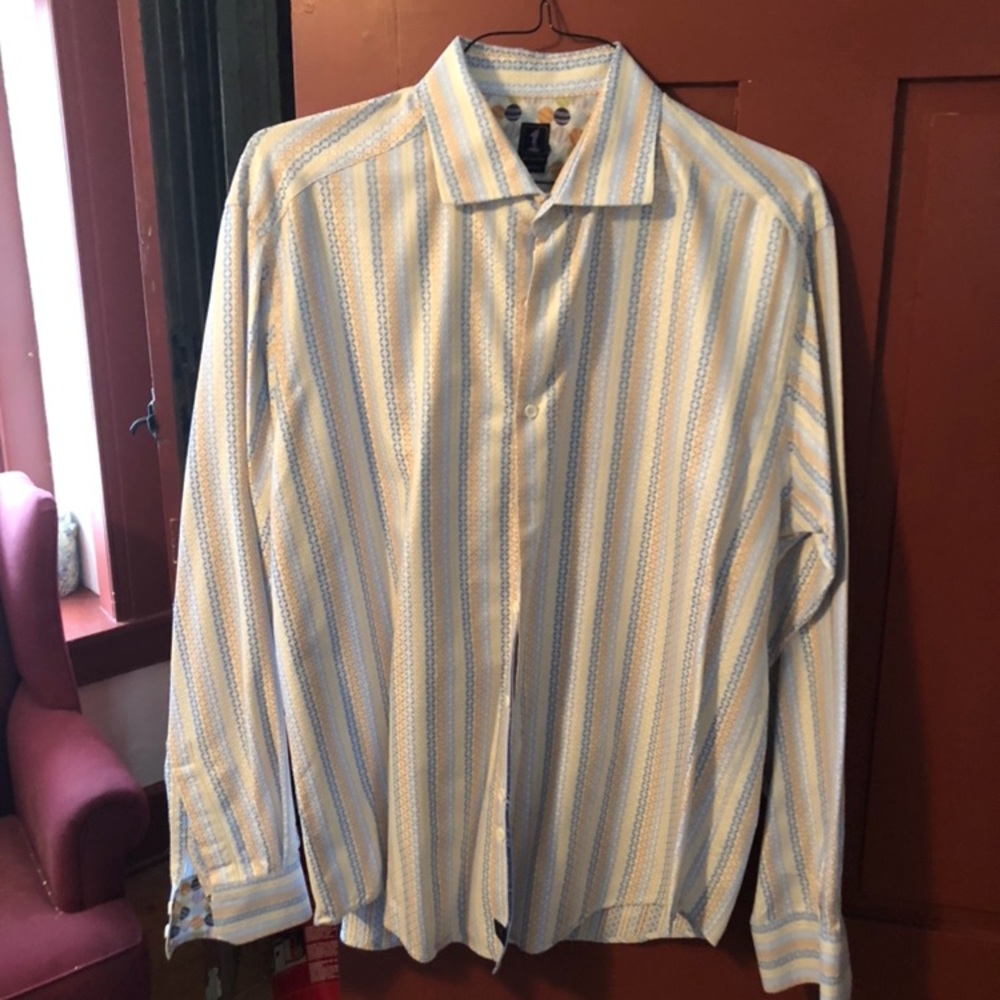 Sharp looking men’s long sleeve casual shirt.